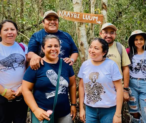 Sechs Personen von  Túumben Ko'oben - fünf Frauen und ein Mann stehen im Regenwald