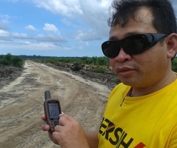 Matek Geram mit GPS-Gerät auf einer Palmöl-Plantage
