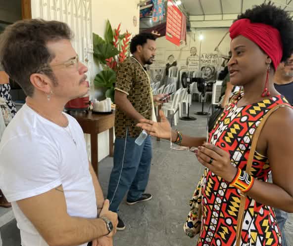 Felipe Duran spricht mit Márcia Palhano