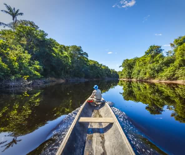 Boot im Amazonas Regenwald