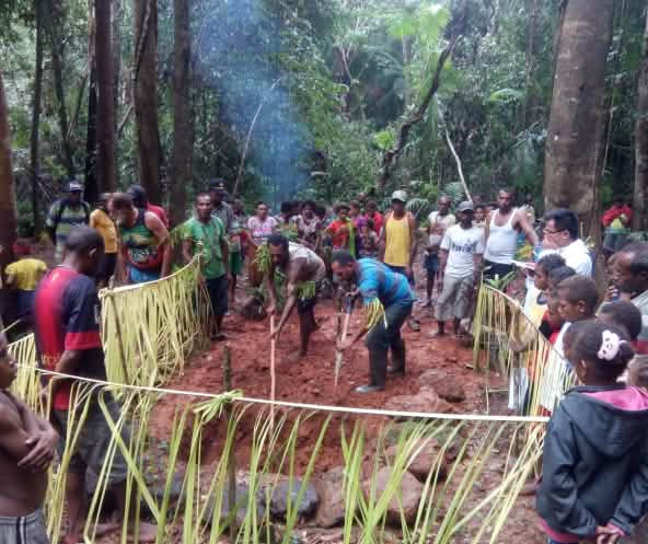 Die Indigenen Papuas stehen im Kreis und beobachten ein Ritual zum Schutz des Territoriums
