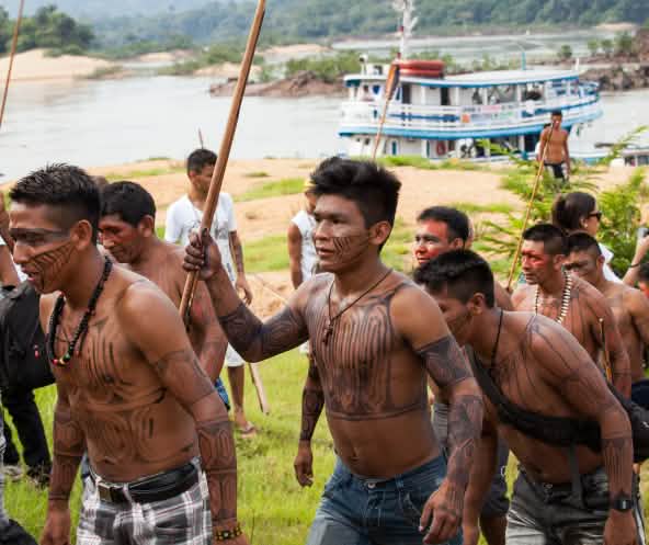 Indigene vom Volk der Munduruku demonstrieren