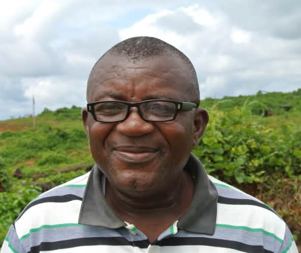 Odey Oyama steht auf einer für eine Plantage gerodeten Fläche