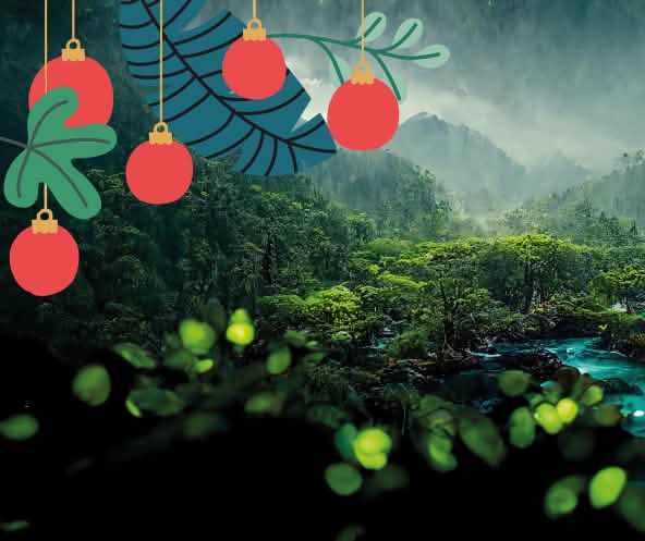 Ein mystischer Regenwald mit Fluss und Weihnachtskugeln darüber