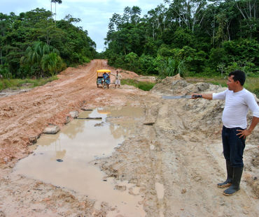 Lehmpiste im Regenwald in Peru