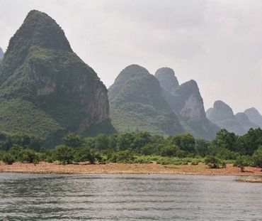 Karstgebirge an einem Fluss