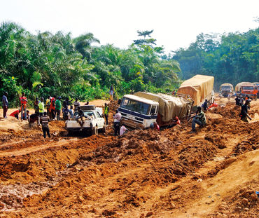 LKW bleiben im Schlamm stecken, Liberia