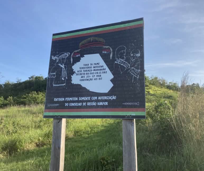 Hinweisschild des Rates der Ka'apor am Rande des indigenen Territoriums Alto Turiaçu. Aufschrift unten: Betreten nur mit Genehmigung des Rates der Ka'apor erlaubt Hinweisschild des Rates der Kaapor am Rande des indigenen Territoriums Alto Turiacu