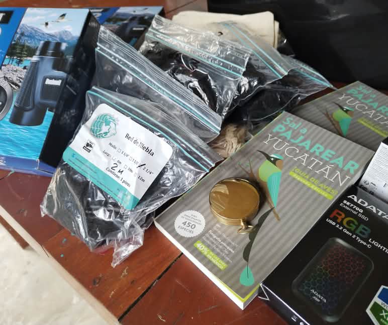 Noch verpacktes technisches Gerät für die Überwachung der Tierwelt