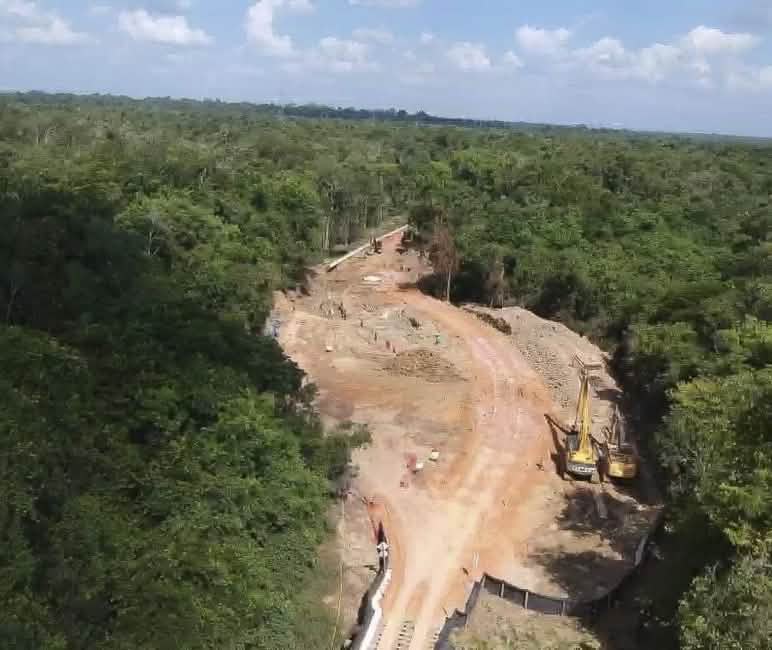 Aufnahme von den Arbeiten zur Verlegung der Bauxit-Pipeline des norwegischen Aluminiumkonzerns Hydro im Regenwald des brasilianischen Bundesstaates Pará Luftaufnahme vom Bau der Bauxit-Pipeline im Regenwald mit von Baggern zerwühlter Erde und Rohrteilen