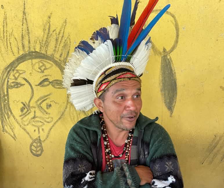 Der Pataxó-Führer Mãdy berichtet uns über die Geschichte und aktuelle Situation seines Volkes Portrait des indigenen Führers Mady mit Federhaube