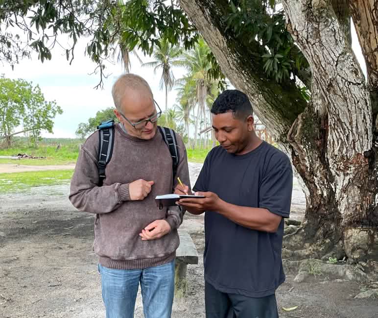 Für den weiteren Kontakt tauschen wir Namen und Telefonnummern aus Rettet den Regenwald-Mitarbeiter Klaus Schenck im Gespräch und beim Notieren von Daten mit Capivara Pataxó