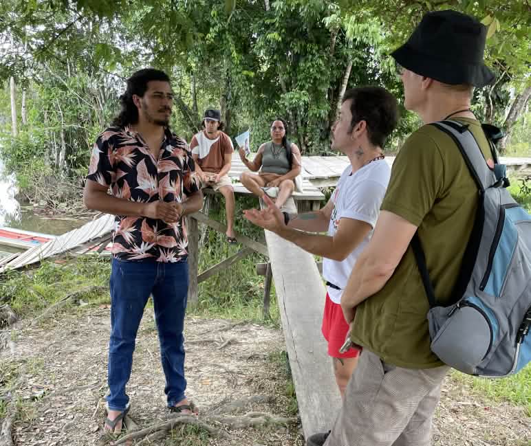 Jota (l.) im Gespräch mit Felipe Duran und Klaus Schenck (r.)