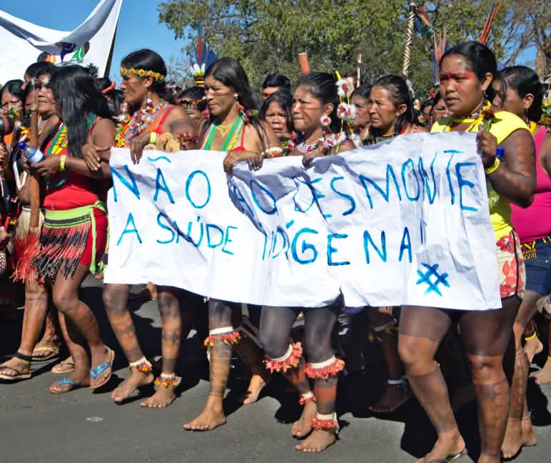 Indigene Frauen protestieren gegen Abholzung und Landraub in Brasilien Indigene Frauen in Brasilien protestieren mit einem Banner gegen die Abholzung ihrer Regenwald- und Schutzgebiete