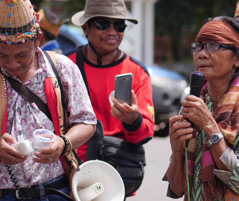 Dayak protestieren