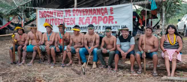 Kaapor besprechen sich im Amazonas-Regenwald