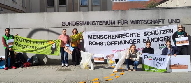 Petitionsübergabe Thema Bauxit in Berlin