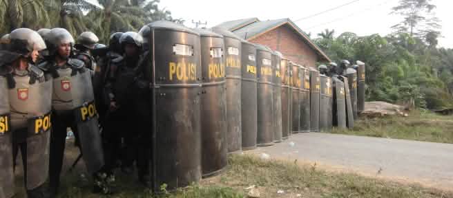 Indonesien: Polizei sichert Ölpalmplantage