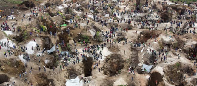 Tief, zum Teil mit Wasser gefüllte Löcher, dazwischen viele Menschen. Ansicht von oben