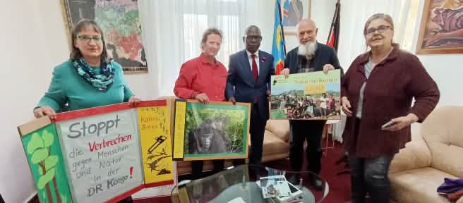 Wir übergeben 225.129 Unterschriften bei der kongolesischen Botschaft