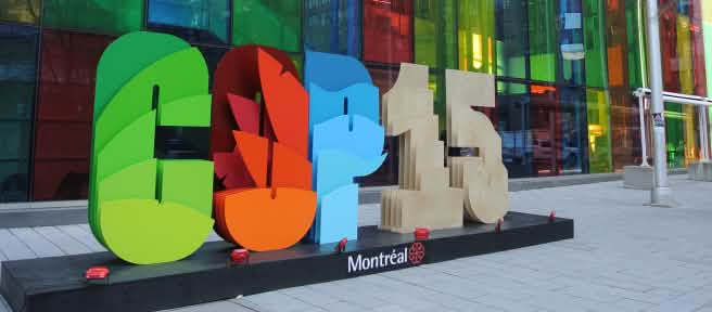 Schriftzug COP15 vor dem Kongress-Zentrum in Montréal