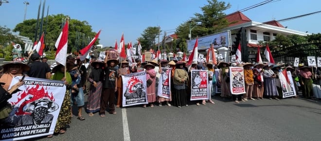 Bauern mit Save Kendeng Plakaten, rot-weißen Flaggen und Strohhüten