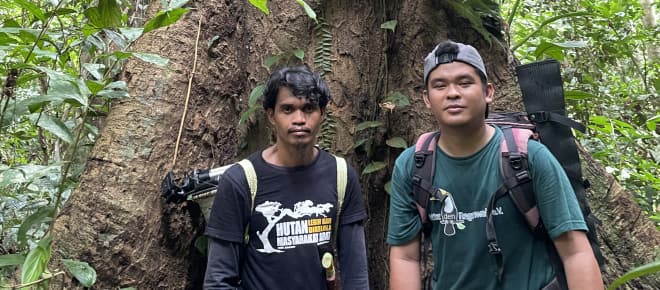 Habibi und Jahrul von SOB vor einem Baum im Regenwald