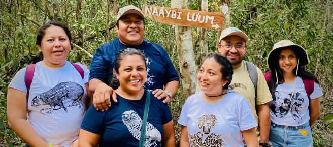 Sechs Personen von  Túumben Ko'oben - fünf Frauen und ein Mann stehen im Regenwald