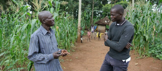 Umweltschützer Maxwell Atuhura (rechts) berät Bevölkerung in Uganda