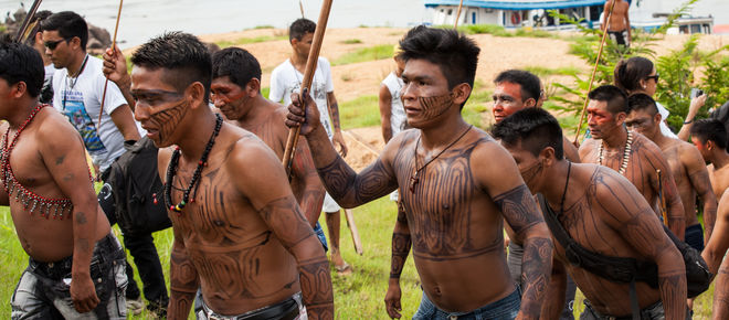 Indigene vom Volk der Munduruku demonstrieren
