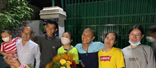 3 Frauen und 3 Männer von Mother Nature lächeln nach ihrer Freilassung