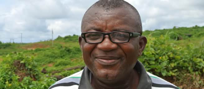 Odey Oyama steht auf einer für eine Plantage gerodeten Fläche