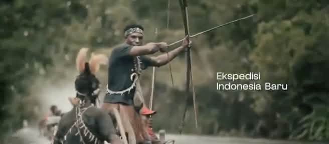 Papua im Boot mit Pfeil und Bogen
