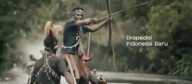 Papua im Boot mit Pfeil und Bogen