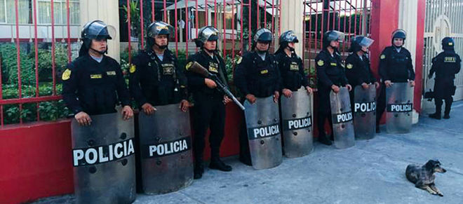 Polizisten schützen Gerichtsgebäude in Peru