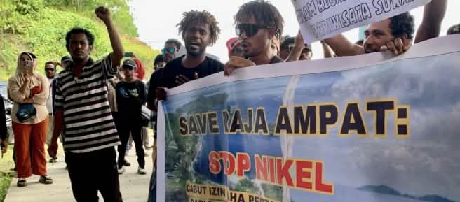 Protestierende mit Banner "Rettet Raja Ampat: Stop Nickel"