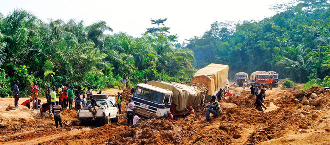 LKW bleiben im Schlamm stecken, Liberia