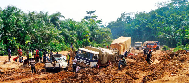 LKW bleiben im Schlamm stecken, Liberia