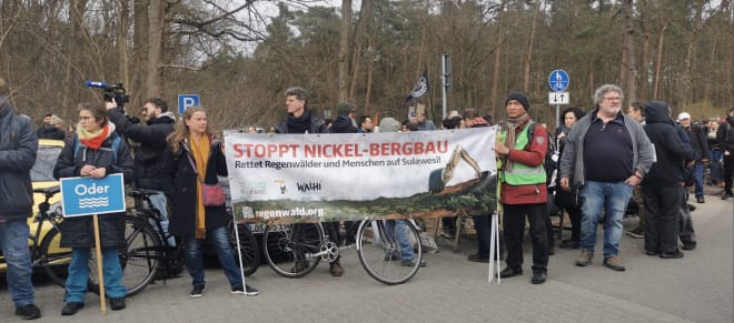 Banner "Stoppt Nickel Bergbau" mit Stefanie Hess und Boboy Simanjuntak