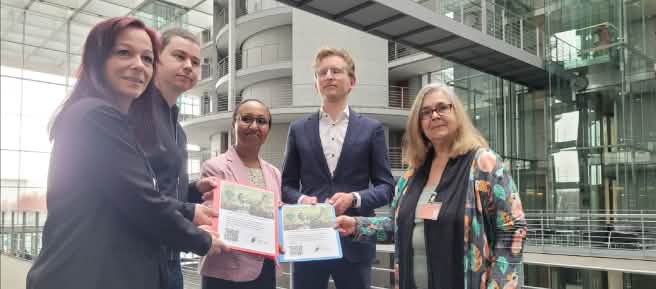 Marianne Klute (rechts) übergibt unsere Petition an Abgeordnete des Justizausschusses