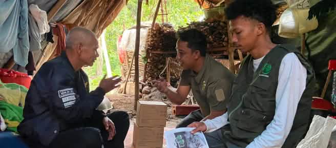 drei Männer im Zelt