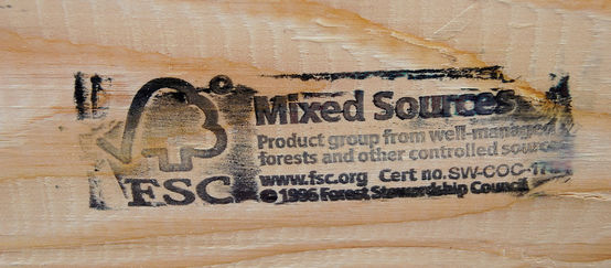 © anonym Stempelaufdruck FSC Mixed Sources auf einem Stück Holz