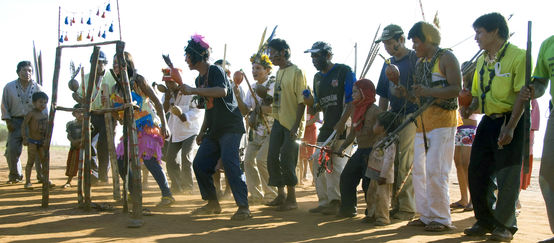Guarani führen traditionellen Tanz auf, Brasilien. © Fiona Watson/Survival (© Survival)