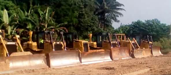 Umweltschützer können die Bulldozer immer wieder aufhalten Bulldozer am Superhighway