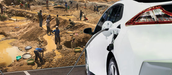 Fotokollage: Ein Elektroauto wird vor der Ansicht einer Kobaltmine in der Demokratischen Republik Kongo geladen (© shutterstock.com + CCBY-NC-ND20 - Collage RdR) Collage Minenarbeiter im Kongo + E-Auto