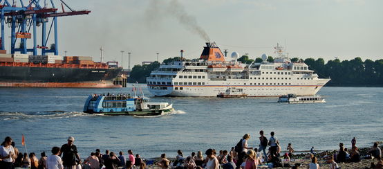 Kreufahrtschiff Hanseatic auf der Elbe in Hamburg