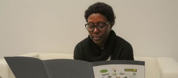 Exekutivsekretärin der Biodiversitäts-Konvention, Elizabeth Maruma Mrema (© Rettet den Regenwald / Mathias Rittgerott) Elizabeth Maruma Mrema liest Petition 1263