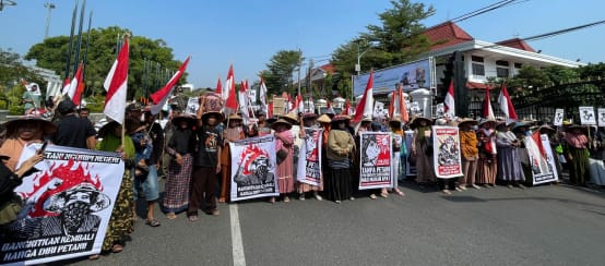 Bauern mit Save Kendeng Plakaten, rot-weißen Flaggen und Strohhüten