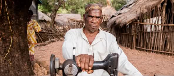 Das alte Dorf Hamdallaye musste der Sangaredi-Bauxit-Mine weichen. (© Benjamin Moscovici) Schneider in Hamdallaye, Guinea, Sangaredi-Bauxit-Mine