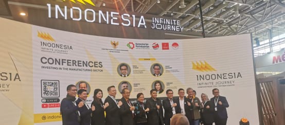 Indonesiens Angebot an Investoren auf der Hannover Messe 2023: Bergwerke, Nickelschmelzen, Metallraffinerien und Industrieparks statt Regenwald (© RdR) Indonesier auf Podium vor Konferenz-Hintergrund